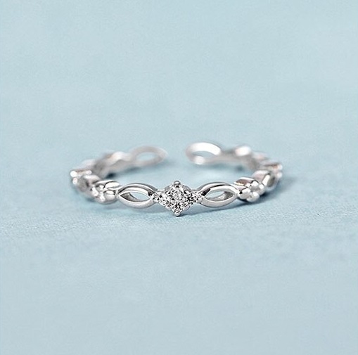 csinos ezüst gyűrű négy csillogó cirkon kővel