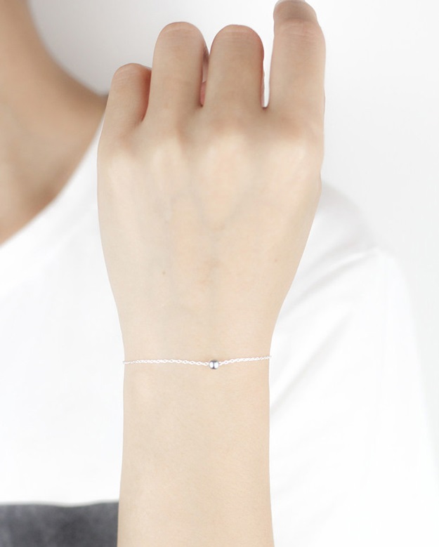 ezüst karkötő gömb dísszel