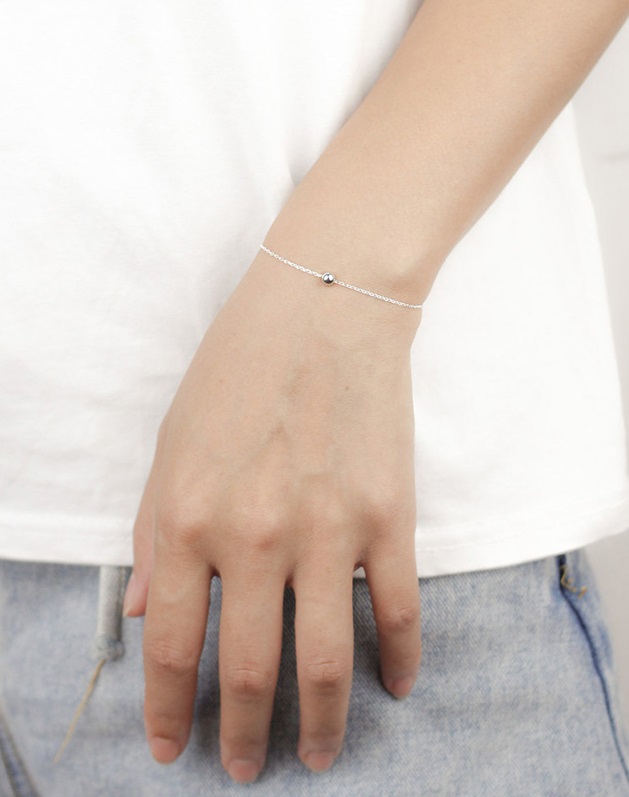 ezüst karkötő gömb dísszel